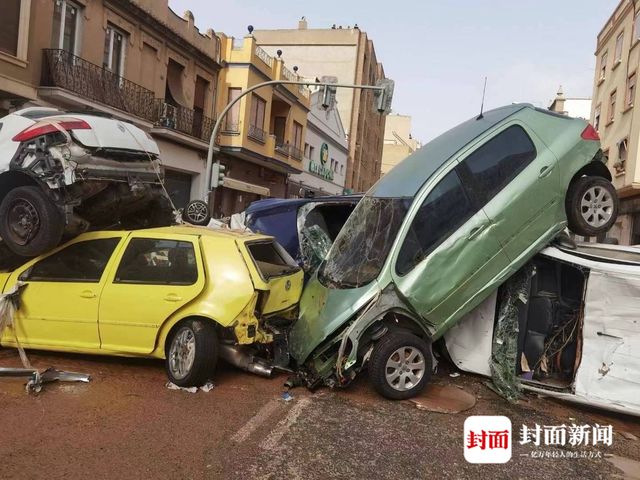 达几吨的大卡车在水里漂有华人遇难｜封面深镜凯发k8国际西班牙遭遇强降雨 当地华人：重(图2)